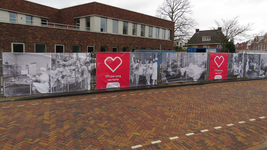 840589 Afbeelding van doeken met oude foto's op de bouwhekken rond het Gezondheidshuis op het voorterrein van het ...